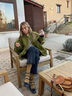 #streetstyle #falloutfitideas #falloutfitsforwomen #streetstylefashion Colorful Put Together Outfit, Casual Fall Dress Outfit, Scotland Street Style, Fall Winter Outfits Work, Mode Style Anglais, Winter 23, Classy Fashion, Outfit Trends, Fall Fits