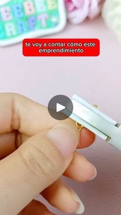 a person holding a small metal object in their hand with the caption'te ver contar comoo est emprendimentoio '