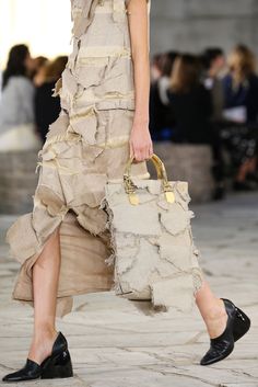 Loewe Spring 2015 Ready-to-Wear Fashion Show Details Mode Tips, Lv Bags, Couture Dresses, Fashion Details, Fashion Week Spring, Couture Fashion, Paris Fashion