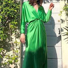 Nwt $4000 Monique Lhuillier Green Silk Dress. Perfect For A Wedding, Gala Or Any Other Formal Cocktail Event. Has An Old Hollywood Glam Look Surplice Neckline, Unlined Concealed Zip Fastening Along Back Composition: Self: 100% Silk Spot Clean Made In The Usa Long Sleeve Pre-draped Maxi Dress For Wedding, Pre-draped Long Sleeve Wedding Gown, Formal Gown With Draped Long Sleeves, Pre-draped Long Sleeve Maxi Dress For Wedding, Pre-draped Long Sleeve Maxi Dress For Evening, Pre-draped Long Sleeve Evening Dress For Wedding, Elegant Green Long Sleeve Evening Dress, Green Wedding Dress With Draped Sleeves, Gala Long Sleeve Maxi Dress With Draped Sleeves