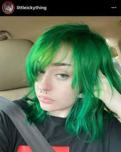 Aesthetic Hair Green, Light Green Hair, Green Split Dye Short Hair, Grunge Green Hair, Green Hair Girl Aesthetic, Purple And Green Hair, Egirl Green Hair, Split Dyed Hair