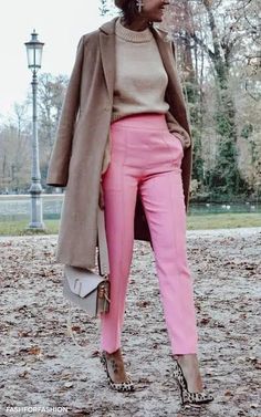 Pink Trousers Outfit, Pink Pants Outfit, 00s Mode, Pink Trousers, Pink Lady, Athleisure Fashion, Women Outfit, Pink Pants