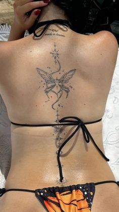 Middle Spine Tattoo, Middle Chest Tattoos For Women, Back Tats Women Spine Tattoos, Women Back Tattoos Spine, Spine Tattoo Black Women, Cute Spine Tattoos For Women, Cool Spine Tattoos For Women, Back Spine Tattoo Women, Tattoos For Women Spine