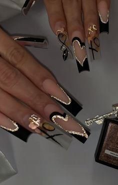 Black And Gold Heart Nails, Black And Gold Acrylics, Nailpolish Aesthetic, Acrylic Nail Designs Classy, Gold Acrylic Nails, Wow Nails, Hard Nails, Stylish Nails Designs, Nails Design With Rhinestones