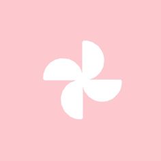 a white flower on a pink background with the letter k in it's center