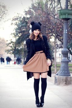 Converse Haute, Casual Leggings Outfit, Trendy Street Style Outfits, Knee High Socks Outfit, High Socks Outfits, Vintage Outfits Winter, Preppy Mode, Black Dress Style