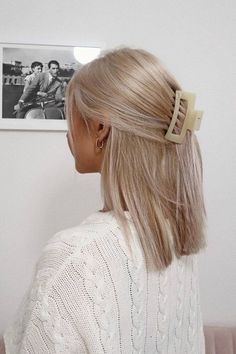 Short Hairstyle Blonde Balayage, Hair Ideas Blonde Short, Short Hair Styles And Colours, Blonde Hairstyle Aesthetic, European Summer Blonde Hair, Bright Blonde With Strawberry Lowlights, Very Blonde Hair With Low Lights, Fine Blonde Hair Color Ideas, Shoulder Length Blonde Hair Side Part