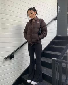 Puffer Jacket Outfit, Look Adidas, North Face Puffer Jacket, Skandinavian Fashion, Pants Outfit Casual, Foto Poses