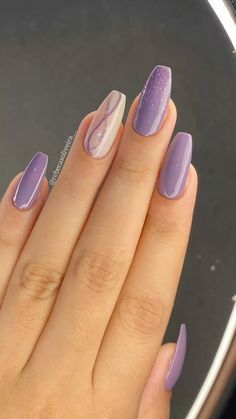 Unhas roxas Nails Lilac Design, White And Light Purple Nails, Purple Prom Nails Acrylics, Nail Inspiration Purple, Lilac Nail Ideas, Simple Purple Nails, Purple Nails Almond, Birthday Nails Purple, Pretty Purple Nails