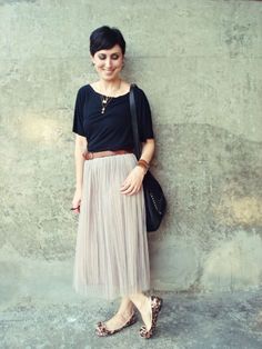 saia midi com sapatilha Sewing Tulle, Beige Skirt Outfit, Beige Skirt, Mama Style, Midi Maxi Dress