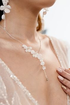 A delicate wedding necklace full of unique charm and charming flowers. The composition will beautifully decorate the bride's neckline, emphasizing its assets. Cascaded, alternating silk and white velvet flowers fall freely, giving character to the entire styling. Length - 45 cm. Decorative part (lower part): length - 7 cm, width - 1.5 cm. Bridal Necklace Gold, Delicate Wedding Necklace, Necklace For Bride, Bride Jewelry Set, Gold Bridal Necklace, Delicate Wedding, Bride Jewelry, Velvet Flowers, Bridal Gift