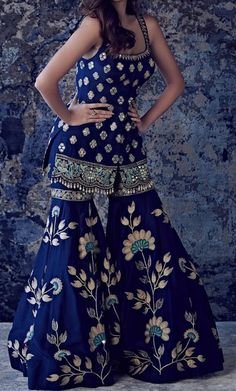 Long Kameez, Indian Outfits Modern, Vestido Charro, Sharara Designs, Trendy Outfits Indian, Indian Outfits Lehenga, Traditional Indian Dress, Wedding Clothing, Salwar Kamiz