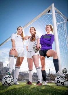 Soccer Photo Poses, Soccer Media Day Poses 2 People, Soccer Team Photos Picture Poses, Soccer Team Photoshoot, College Soccer Media Day Poses, Soccer Group Pictures, Soccer Picture Ideas Friends, Soccer Media Day Poses, Group Soccer Picture Ideas