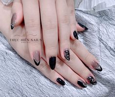 Inspirasi kuku palsu yg sedang tren dan Dapatkan Harga Kuku Palsu Termurah. Beli Kuku Palsu dan Cek Review Produk. Gratis Ongkir ✓ Bisa COD ✓ Paylater ✓ Cashback Nail Art Hitam Simple, Ide Cat Kuku Aesthetic, Nail Art Hitam Putih, Nail Art Hitam Aesthetic, Nail Art Black Aesthetic, Nail Art Aesthetic Black, Nailart Designs Elegant, Nile Art, Glitter Toe Nails