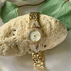 Vintage Ladies 14kt Yellow Gold Diamond Geneve And Sapphire Wrist Watch. 3ct Diamond Around Face Of Watch 4 Blue Sapphire Length: 6.5 Inches Slight Use And Wear But Looks New. No Damages Or Nicks. Rare Find Blue Sapphire, Gold Diamond, Wrist Watch, Vintage Ladies, Sapphire, Yellow Gold, Women Jewelry, Yellow, Gold