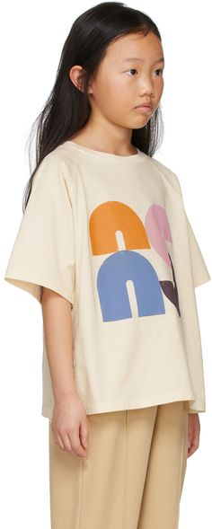 Short sleeve organic cotton jersey T-shirt in off-white. Logo graphic printed in multicolor at front. · Rib knit crewneck collar · Raglan sleeves · Machine wash Model measures 49 / 124.5 cm tall and wears size 6. Supplier color: White sand Size: child's height 2: 36 / 92 cm 4: 41 / 104 cm 6: 45 / 114 cm 8: 49.5 / 126 cm 10: 54.5 / 138 cm 12: 60 / 152 cm Kids White T Shirt, Story Kids, Kids Graphic Tees, Kids Logo, T Shirt Oversized, Knit Crewneck, Home Products, White Sand, Oversized T Shirt