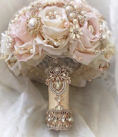 Rose Gold Quince, Gold Wedding Bouquets, Quinceanera Pink, Pink Quince, Quinceanera Planning, Gold Wedding Colors, Bridal Brooch, Bridal Brooch Bouquet, Wedding Brooch Bouquets