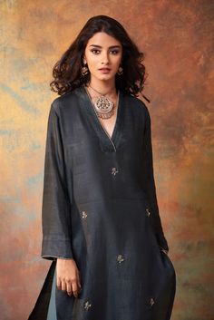 Silk Kurti Designs, Indian Designer Suits, Good Earth, Gaun Fashion, Kurta Neck Design, Dress Neck Designs