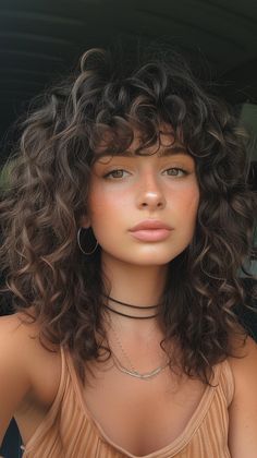 Get inspired with 12 must-have styles that are perfect for giving round faces a fashionable and fresh look. Curlie Hairstyles, Shaggy Curly Hair, Zicxa Photos, Glamorous Hairstyles, Wavy Hairstyle, Haircut Women, Hairstyles Wavy, Hairstyles Curls