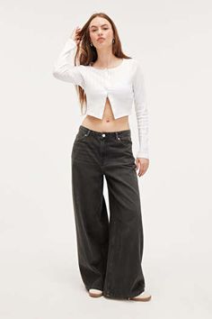 Giga Low Loose Jeans - Washed Black - Monki WW Low Waisted Baggy Jeans, Winter Clothes Ideas, Black Baggy Jeans, Cold Weather Fits, Flying Monkey Jeans, Dream Outfits, Loose Jeans, Baggy Pant, Low Rise Jeans