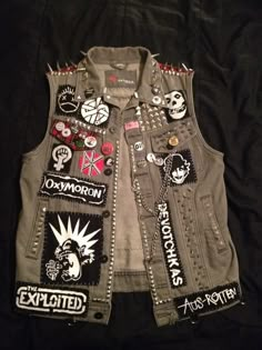 Crust Vest Ideas, Punk Rock Jacket, Patched Up Clothes, Metal Jacket Patches, Punk Vest Ideas, Battle Vest Outfit, Punk Utility Belt, Punk Waistcoat, Battle Vest Ideas