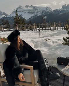 Nordic Boots Outfit, Dior Alps, Mountain Pictures Poses, Mode Au Ski, Colorado Fashion, Winter Vacation Outfits