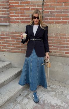 Looks Total Jeans, Long Denim Skirt Outfit, Denim Skirt Outfit, Denim Dress Outfit, Long Denim Dress, Skirt Outfit Fall, Jean Skirt Outfits, Denim Shorts Outfit, Mode Hippie