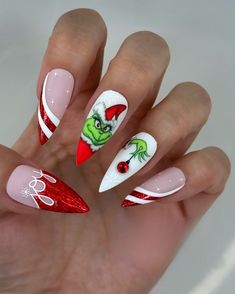 Create stunning Grinch nails this Christmas with easy designs using acrylic or gel. These step-by-step tutorials make it simple for anyone, including kids. Whether you have short, oval, square, or almond-shaped nails, there are plenty of art ideas to match your style. Go for natural nails or dip nails to show off unique Christmas art designs. Michelle Lee, Unghie Sfumate, Dope Nail Designs, Xmas Nails