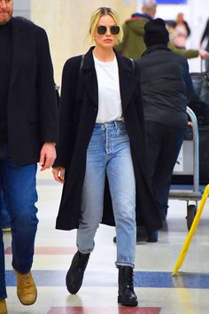 Margot Robbie Outfit, Looks Chic, Margot Robbie, Fall Fashion Outfits, Up Girl, Boots Outfit, Looks Vintage, Fall Winter Outfits, Who What Wear