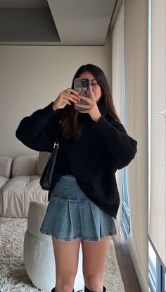 outfit Denim Skirt Autumn Outfit, Cold Skirt Outfit, Denim Tennis Skirt Outfit, Denim Skirt Fall Outfit, Denim Tennis Skirt, Tennis Skirt Outfit Ideas, Black Denim Skirt Outfit, Skirt Outfit Ideas, Jean Skirt Outfits