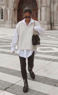 Oversized White Vest Outfit, White Collared Shirt Outfit Winter, White Shirt Fall Outfit, Beige Knit Vest Outfit, Oversized Knit Vest Outfit, White Knit Vest Outfit, White Knitted Vest Outfit, White Button Down Shirt Outfit Winter, Pearl Sweater Outfit