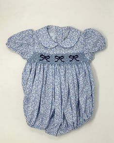 Smocked Peter Pan Bubble - Blue Vinings – Sugar Babies Children's Boutique/Meg's Shoppe Preppy Newborn, Anna Wilson, Bow Embroidery, Baby Wishlist, Kids Closet, Kids Dress Wear, Vintage Baby Clothes, Nursery Room Inspiration, Knee Highs