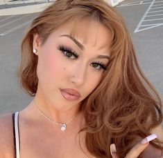 Chicana Hair Color, Blonde Brown Balayage Short Hair, Strawberry Blonde Latina, Latina Colored Hair, Baddie Hair Color Ideas Latina, Pretty Dyed Hair Ideas, Hair Color Ideas For Yellow Skin Tone, Mexican Highlights Hair, Blonde On Mexican Skin