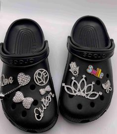 Emo Crocs, Taylor Swift Shoes, Bling Crocs, Charms Crocs, Crocs Ideas, Croc Shoes, Crocs Charms, Charms For Crocs, Shoes Charms