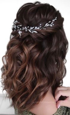 Would you like to try out your own wedding hair? Or maybe you are looking for ideas to show your stylists … Whatever you prefer, we have 55 simple wedding hairstyles to inspire you. Knowing how to use your hair on your wedding day can be very complicated. It is important to look for something … #wedding #hairstyles Wedding Hairstyles For Layered Hair, Flower Girl Hairstyles Toddler, Simple Wedding Hairstyles, Quince Hairstyles, Hairstyles For Layered Hair, Long Hair Wedding Styles, Hair Guide, Metal Hair Clips, Hair St