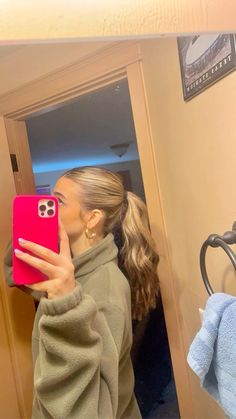 Hoco Slick Ponytail, Sweat Hairstyle, Blonde Hairstyle Ideas, Slick Back Hair Ponytail, Hair In Ponytail, Photo Hair Ideas, Slick Back Pony Braid, Slick Ponytail With Curls, Straight Hair Slick Back