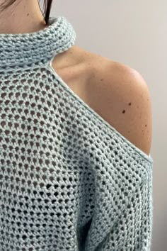 the back of a woman's sweater with crochet on it and one shoulder