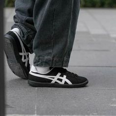 Black And White Onitsuka Tiger, Onitsuka Tiger Black And White, Onitsuka Tiger Black Outfit, Black Onitsuka Tiger Women Outfit, Asics Onitsuka Tiger Outfit, Asics Tiger Onitsuka, Onitsuka Tiger Black, Onitsuka Tiger Mexico 66 Black, Black Onitsuka Tiger