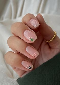 Simple christmas nail art. winter nail ideas. classic christmas nails short. Christmas Gel, Tree Nails, Christmas Nails Easy, Cute Christmas Nails, Christmas Nails Acrylic