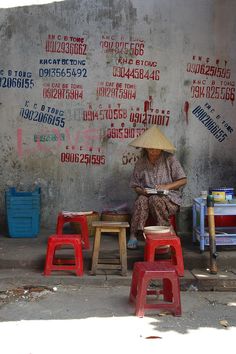 Vintage Chair, Vietnam Art Design, Vintage Store Ideas, Desain Buklet, Vietnam Food, Vietnamese Restaurant, Cafe Art