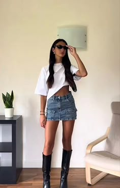 Night Out 2024 Outfit, City Aesthetic Clothes, Summer 2024 Going Out Outfits, Fred Again Concert Outfit, Summer Going Out Outfit Night Club, Casual Night Out Outfit Summer, Trendy Nashville Outfits, Outfit Layout Ideas, Denim Mini Skirt Outfit