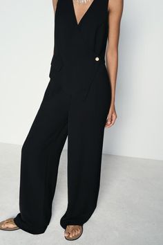 MACACÃO COLETE ASSIMÉTRICO - Preto | ZARA Estados Unidos Elegant Wide Leg Jumpsuits And Rompers With Pockets, Chic Formal Jumpsuits And Rompers With Pockets, Elegant Asymmetrical Hem Work Pants, Sleek Sleeveless Jumpsuits And Rompers For Work, Sleek Sleeveless Jumpsuit For Work, Elegant Wide Leg Strapless Jumpsuit For Work, Elegant Strapless Wide-leg Jumpsuit For Work, Elegant Strapless Jumpsuit For Work, Chic Workwear Overalls