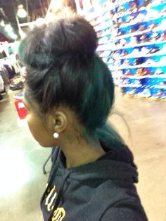 Green Peekaboo Hair, Skunk Strip, Skunk Stripe, Inspo Hair, Hair Color Underneath, Peekaboo Hair