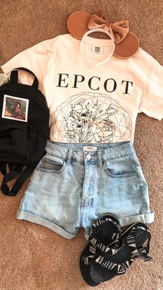 Outfits To Wear To Disney, Disneyland Outfit Spring, Disney Kızları, Disneyworld Outfits, Disneyworld Outfit, Disney Parks Outfits, Disney Ootd, Disney Park Outfit