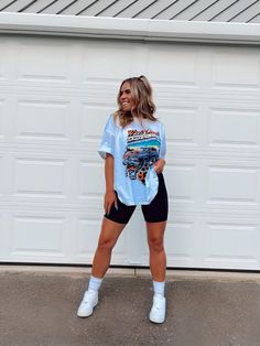 High Tops And Biker Shorts, Tshirt And Biker Shorts Outfit, Biker Shorts And Tshirt, Sporty Outfits Shorts, Biker Shorts Outfit Spring, Short Leggings Outfit, Park Outfit Ideas, Tshirt Style Outfit, Park Outfit