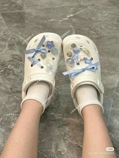 Douyin Crocs, Xiaohongshu Crocs, Crocs Jibbitz Aesthetic, Jibbitz Aesthetic, Decorated Crocs, Croc Jibbitz Ideas