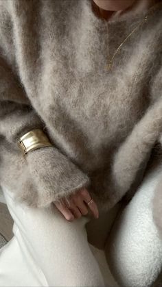 Holiday Classy Outfit, Ivory Fall Outfits, Bracelet Over Sweater, Cashmere Sweater Aesthetic, Comfort Outfits Aesthetic, Cosy Outfits Winter, Winter Outfit 2025, Elegant Looks Outfits, 2025 Winter Trends