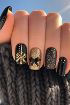 Classy Christmas Nails Acrylic, Manicure Natural Nails, Black Christmas Nails, Gold Holiday Nails, Manicure Natural, Nail Art Noel, Black Nails With Glitter, Fancy Nail Art, Nail Types