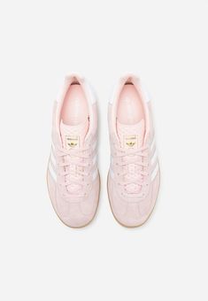 Light Pink Sneakers Outfit, Outfit With Pink Shoes, Pink And White Shoes, Pink Sneakers Outfit, Pink Gazelle, Pink Footwear, Adidas Gazelle Pink, Adidas Rose, Adidas Gazelles