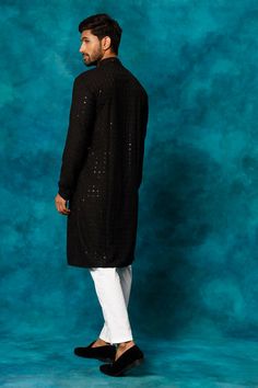 VM By VASTRAMAY Men's Black Rayon Schiffli Kurta And Pant Set Experience elegance and comfort with the VM By VASTRAMAY Men's Black Rayon Schiffli Kurta And Pant Set. Crafted with precision, this set offers a fusion of style and tradition, making it perfect for various occasions. Features: Stylish Schiffli detailing Comfortable Rayon fabric Elegant black color Perfect fit and finish Specifications: Color: Black Material: Rayon Size: Available in various sizes Design: Schiffli Kurta And Pant Set M Schiffli Kurta, Sleeveless Jacket, Rayon Fabric, Full Sleeves, Pant Set, Girls Wear, Mandarin Collar, Full Sleeve, Pants Set